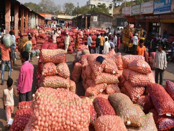 Hundreds of Quintal towels due to siblings fall onion | भावाअभावी शेकडो क्विंटल कांदा पडून Hundreds of Quintal towels due to siblings fall onion | भावाअभावी शेकडो क्विंटल कांदा पडून