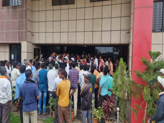 The angry farmers stopped the vegetable auction and staged pickets in the premises at Pimpalgoan baswant | दोडका, घेवडा १ रुपया किलो; पिंपळगावी भाजीपाला लिलाव शेतकऱ्यांनी पाडले बंद The angry farmers stopped the vegetable auction and staged pickets in the premises at Pimpalgoan baswant | दोडका, घेवडा १ रुपया किलो; पिंपळगावी भाजीपाला लिलाव शेतकऱ्यांनी पाडले बंद