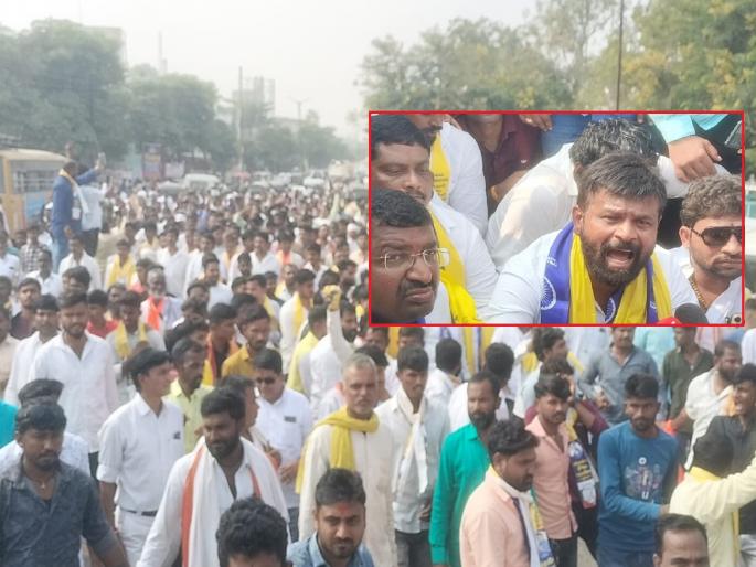 Don't you want to speak for OBCs? An angry question of OBC leader Laxman Hake during the protest march at Kandahar Police Station | ओबीसींच्या बाजूनं बोलायचं नाही का? कंधार पोलिस ठाण्यावर निषेध मोर्चात हाकेंचा संतप्त सवाल Don't you want to speak for OBCs? An angry question of OBC leader Laxman Hake during the protest march at Kandahar Police Station | ओबीसींच्या बाजूनं बोलायचं नाही का? कंधार पोलिस ठाण्यावर निषेध मोर्चात हाकेंचा संतप्त सवाल
