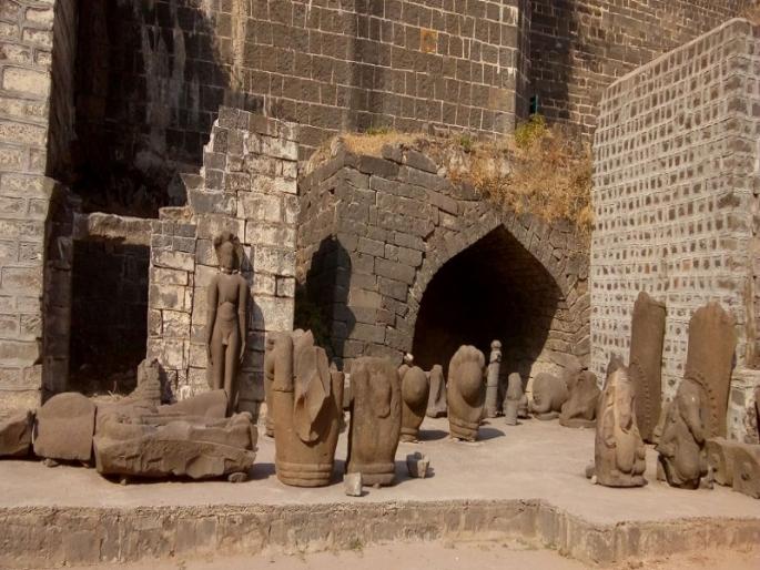 The historic sculptures of Kandahar are neglected | कंधारचे ऐतिहासिक शिल्पवैभव दुर्लक्षित The historic sculptures of Kandahar are neglected | कंधारचे ऐतिहासिक शिल्पवैभव दुर्लक्षित