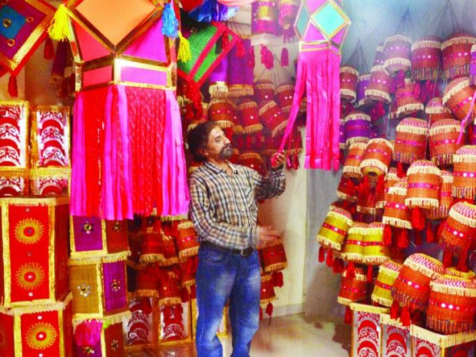 Traditional lanterns will illuminate Thanekar's houses in Diwali | दिवाळीत ठाणेकरांची घरे प्रकाशमान होणार पारंपरिक कंदिलांनी Traditional lanterns will illuminate Thanekar's houses in Diwali | दिवाळीत ठाणेकरांची घरे प्रकाशमान होणार पारंपरिक कंदिलांनी