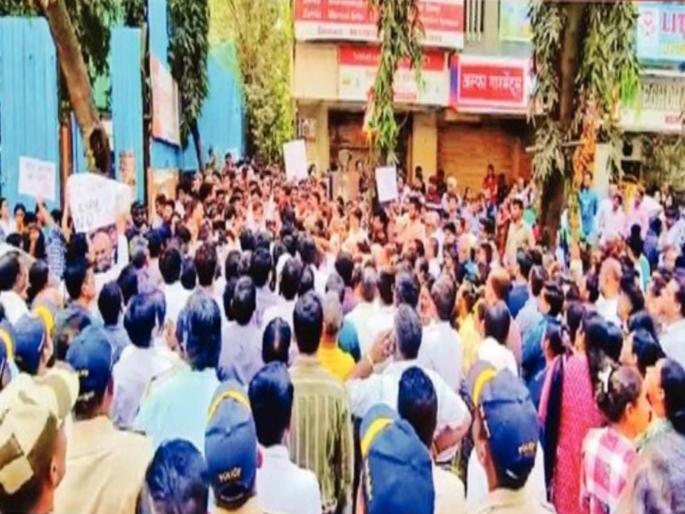 a four years girl sexually assaulted at school parents in mumbai parents stage protest | त्याला फासावरच लटकवा! शाळेत बालिकेवर लैंगिक अत्याचार, संतप्त पालकांचा घेराव a four years girl sexually assaulted at school parents in mumbai parents stage protest | त्याला फासावरच लटकवा! शाळेत बालिकेवर लैंगिक अत्याचार, संतप्त पालकांचा घेराव