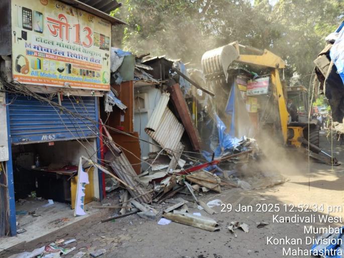 food street outside kandivali station is razed to the demolished | कांदिवली स्थानकाबाहेरची खाऊ गल्ली जमीनदोस्त food street outside kandivali station is razed to the demolished | कांदिवली स्थानकाबाहेरची खाऊ गल्ली जमीनदोस्त