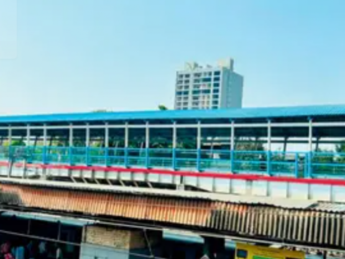 'Elevated Deck' in service at Kandivali station; Six new stairs constructed for the convenience of passengers! | कांदिवली स्थानकात 'एलिव्हेटेड डेक' सेवेत; प्रवाशांच्या सुविधेसाठी सहा नव्या जिन्यांची उभारणी! 'Elevated Deck' in service at Kandivali station; Six new stairs constructed for the convenience of passengers! | कांदिवली स्थानकात 'एलिव्हेटेड डेक' सेवेत; प्रवाशांच्या सुविधेसाठी सहा नव्या जिन्यांची उभारणी!