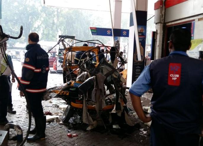 Cylinder explosion at petrol pump in Mumbai's Kandivali, three injured | VIDEO : कांदिवलीत पेट्रोल पंपावर सिलेंडरचा स्फोट, तीन जण जखमी Cylinder explosion at petrol pump in Mumbai's Kandivali, three injured | VIDEO : कांदिवलीत पेट्रोल पंपावर सिलेंडरचा स्फोट, तीन जण जखमी
