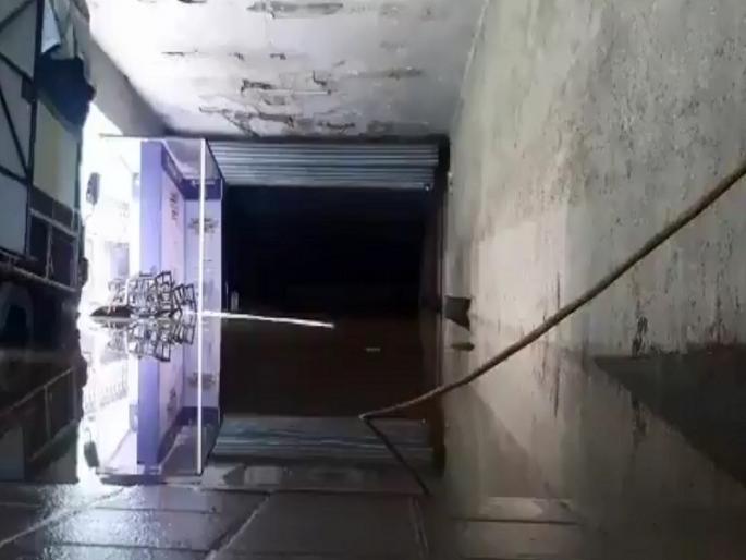 20 feet of water in BMC's pay parking in kandiwali, 350-400 vehicles likely to drown | महापालिकेच्या पे पार्किंगमध्ये साचलं 20 फूट पाणी, 350-400 गाड्या बुडाल्याची शक्यता 20 feet of water in BMC's pay parking in kandiwali, 350-400 vehicles likely to drown | महापालिकेच्या पे पार्किंगमध्ये साचलं 20 फूट पाणी, 350-400 गाड्या बुडाल्याची शक्यता