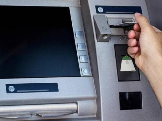 Tape the ATM's cash dispenser and shake the four's money in mumbai | एटीएमच्या कॅश डिस्पेन्सरला टेप लावून चौघांच्या पैशांवर डल्ला Tape the ATM's cash dispenser and shake the four's money in mumbai | एटीएमच्या कॅश डिस्पेन्सरला टेप लावून चौघांच्या पैशांवर डल्ला