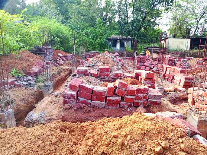 Kennedy Primary Health Center building demolished | कनेडी प्राथमिक आरोग्य केंद्र इमारतीचे  बांधकाम तोडले Kennedy Primary Health Center building demolished | कनेडी प्राथमिक आरोग्य केंद्र इमारतीचे  बांधकाम तोडले