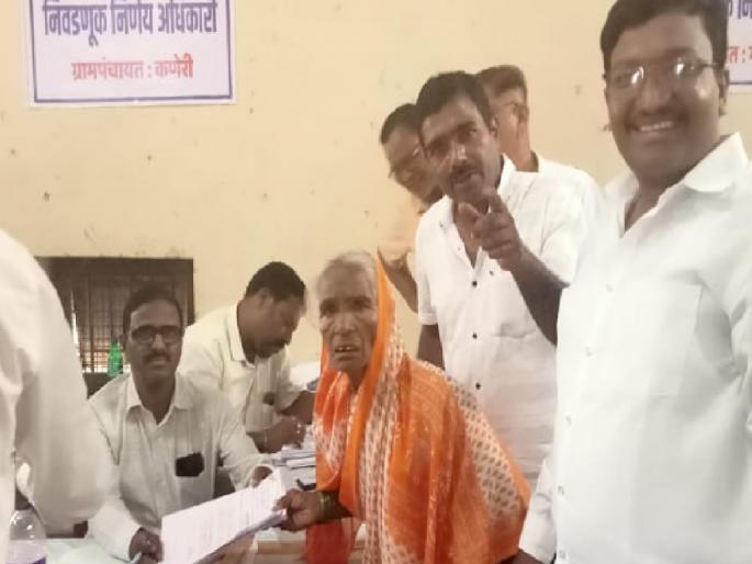 An 80-year-old grandmother from Kaneri in Kolhapur district filed her candidature for the Gram Panchayat elections | ८० वर्षांच्या इंदुबाई ग्रामपंचायतीच्या रिंगणात, कोल्हापूर जिल्ह्यातील सर्वात जेष्ठ महिला उमेदवार An 80-year-old grandmother from Kaneri in Kolhapur district filed her candidature for the Gram Panchayat elections | ८० वर्षांच्या इंदुबाई ग्रामपंचायतीच्या रिंगणात, कोल्हापूर जिल्ह्यातील सर्वात जेष्ठ महिला उमेदवार