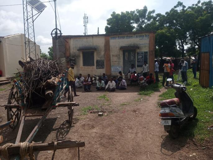 Preparations for funeral at Gram Panchayat office premises as there is no cemetery! | स्मशानभूमी नसल्याने ग्रामपंचायत कार्यालय परिसरात अंत्यविधीची तयारी! Preparations for funeral at Gram Panchayat office premises as there is no cemetery! | स्मशानभूमी नसल्याने ग्रामपंचायत कार्यालय परिसरात अंत्यविधीची तयारी!