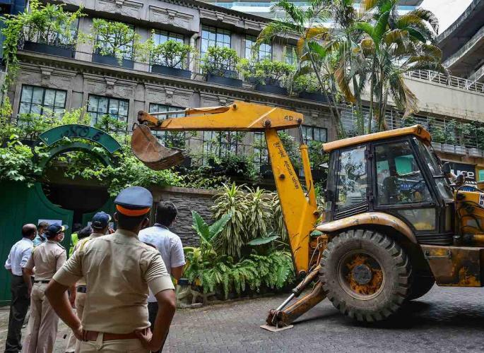 'Municipal Corporation can't fill potholes in Mumbai, but houses can be demolished', kangana ranavat issu | 'महापालिकेला मुंबईतले खड्डे बुजवता येत नाही, पण घरं तोडता येतात' 'Municipal Corporation can't fill potholes in Mumbai, but houses can be demolished', kangana ranavat issu | 'महापालिकेला मुंबईतले खड्डे बुजवता येत नाही, पण घरं तोडता येतात'