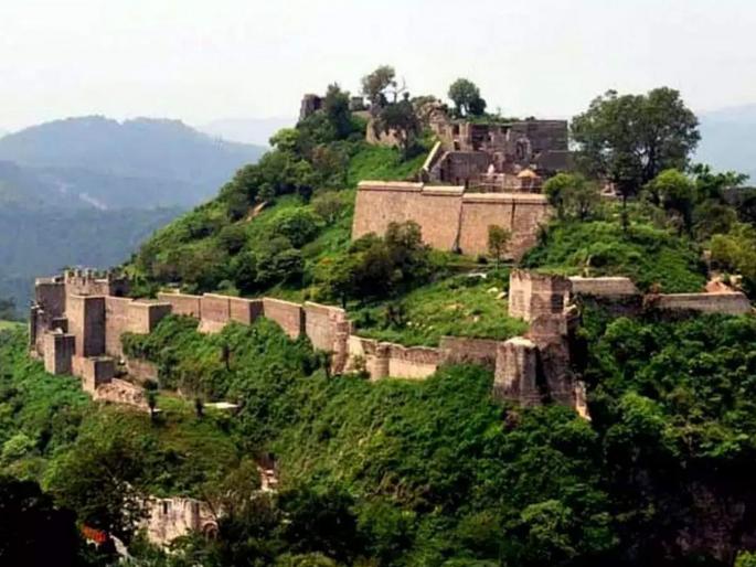 Ancient kangra fort is a must visit place in india | एकेकाळी खजिन्यांसाठी ओळखला जायचा कांगडा फोर्ट; आवर्जुन द्या भेट