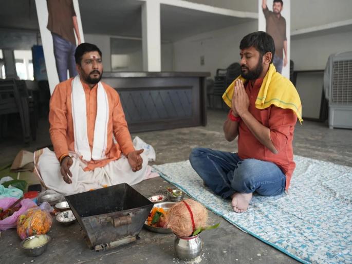 Congress candidate Kanhaiya Kumar performs hawan ahead of his nomination north east delhi, bjp candidate Manoj Tiwari, Lok Sabha Election 2024 | उमेदवारी अर्ज दाखल करण्यापूर्वी कन्हैया कुमारांनी केले हवन, सर्व धर्माच्या गुरूंचे घेतले आशीर्वाद!  Congress candidate Kanhaiya Kumar performs hawan ahead of his nomination north east delhi, bjp candidate Manoj Tiwari, Lok Sabha Election 2024 | उमेदवारी अर्ज दाखल करण्यापूर्वी कन्हैया कुमारांनी केले हवन, सर्व धर्माच्या गुरूंचे घेतले आशीर्वाद!