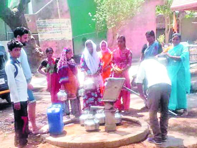 Heavy water shortage in the Khamhala Budurk area in Bhusawal taluka | भुसावळ तालुक्यातील कन्हाळे बुद्रूक येथे भीषण पाणीटंचाई Heavy water shortage in the Khamhala Budurk area in Bhusawal taluka | भुसावळ तालुक्यातील कन्हाळे बुद्रूक येथे भीषण पाणीटंचाई