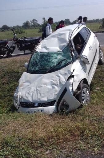 The car hit a motorcycle and turned turtle ,9 people injured | मोटरसायकलला धडकून कार उलटली ,९ जण जखमी