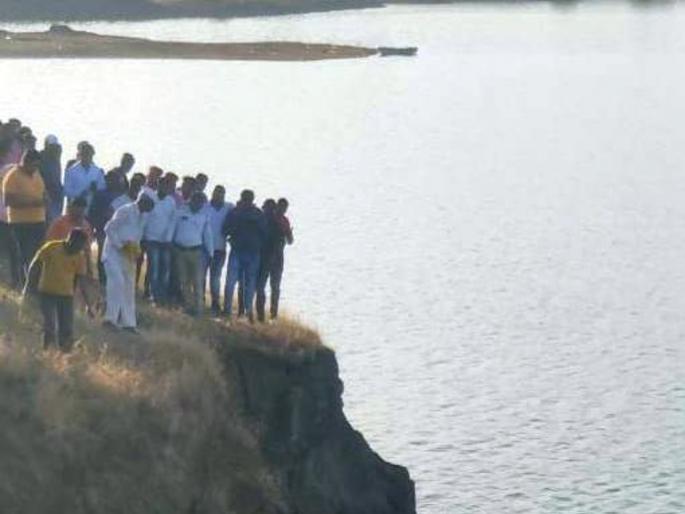 suicide of lovers in kanher dam satara dead body found | कण्हेर धरणात प्रेमी युगलांची आत्महत्या; मृतदेह सापडले, जलाशयाजवळ दुचाकी, मोबाईल, गॉगल आढळला suicide of lovers in kanher dam satara dead body found | कण्हेर धरणात प्रेमी युगलांची आत्महत्या; मृतदेह सापडले, जलाशयाजवळ दुचाकी, मोबाईल, गॉगल आढळला