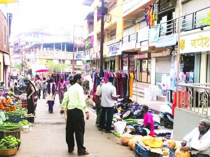 Mumbaikar arrives for Shimgotsava: Big crowd at weekly market in Kankavali | holi- शिमगोत्सवासाठी मुंबईकर दाखल, कणकवलीतील आठवडा बाजारात मोठी गर्दी Mumbaikar arrives for Shimgotsava: Big crowd at weekly market in Kankavali | holi- शिमगोत्सवासाठी मुंबईकर दाखल, कणकवलीतील आठवडा बाजारात मोठी गर्दी