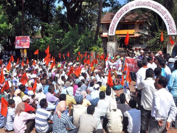 Indian labor union's provincial office rallies, strong declaration kankavli rallies | भारतीय मजदूर संघांचा प्रांताधिकारी कार्यालयावर मोर्चा, जोरदार घोषणांनी कणकवली दुमदुमली Indian labor union's provincial office rallies, strong declaration kankavli rallies | भारतीय मजदूर संघांचा प्रांताधिकारी कार्यालयावर मोर्चा, जोरदार घोषणांनी कणकवली दुमदुमली