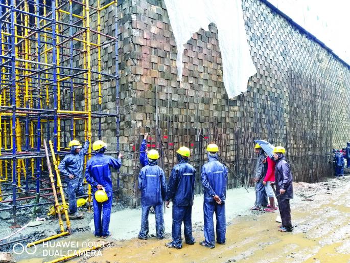 Police repair work on wall, work on other places suspended immediately: Provincial authorities order | भिंत दुरुस्तीचे काम पोलीस बंदोबस्तात, अन्य ठिकाणचे काम तूर्तास स्थगित Police repair work on wall, work on other places suspended immediately: Provincial authorities order | भिंत दुरुस्तीचे काम पोलीस बंदोबस्तात, अन्य ठिकाणचे काम तूर्तास स्थगित