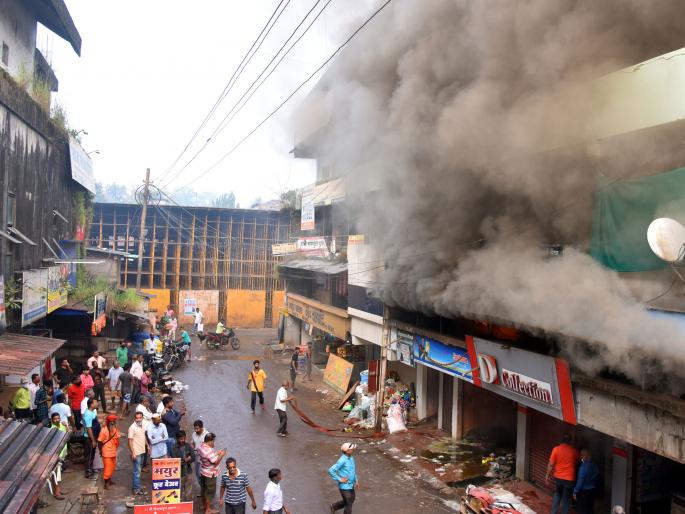 Fire at grocery store in Kankavali, loss of lakhs | कणकवलीत किराणा मालाच्या दुकानाला आग , लाखोंचे नुकसान Fire at grocery store in Kankavali, loss of lakhs | कणकवलीत किराणा मालाच्या दुकानाला आग , लाखोंचे नुकसान