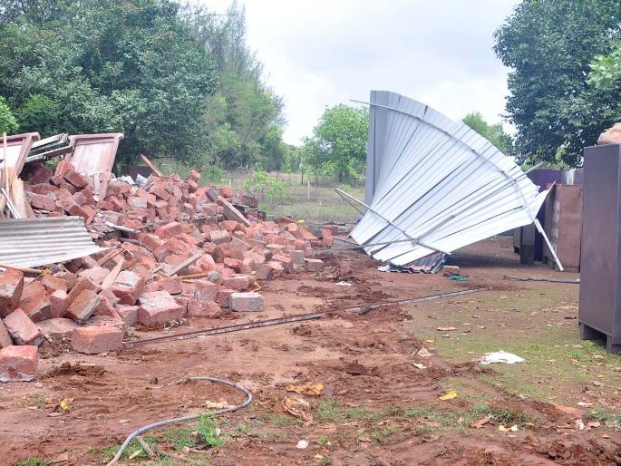 Unauthorized construction of Kankavali was deleted, Nag Panchayati action | कणकवलीतील अवैध बांधकाम हटविले, नगरपंचायतीची कारवाई Unauthorized construction of Kankavali was deleted, Nag Panchayati action | कणकवलीतील अवैध बांधकाम हटविले, नगरपंचायतीची कारवाई