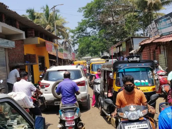 Repentance crowd of people in Kankavli city against the backdrop of the bandh | बंदच्या पार्श्वभूमीवर कणकवली शहरात लोकांची तोबा गर्दी Repentance crowd of people in Kankavli city against the backdrop of the bandh | बंदच्या पार्श्वभूमीवर कणकवली शहरात लोकांची तोबा गर्दी