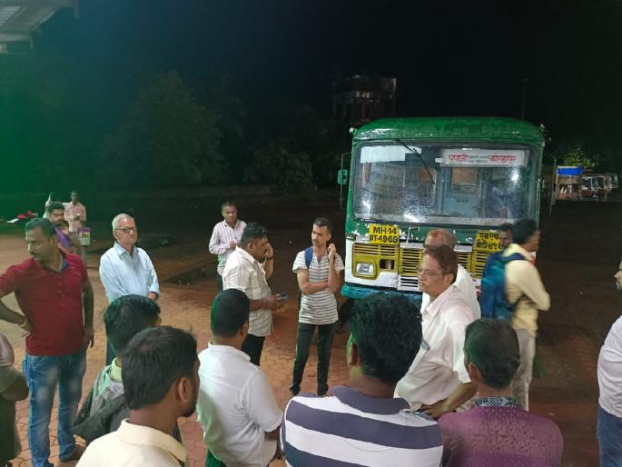 Dispute between Kolhapur vs Sindhudurg employees in ST section, Panaji Kolhapur ST blocked in Kankavli | एसटी विभागात कोल्हापूर विरुध्द सिंधुदुर्ग कर्मचाऱ्यांमध्ये वाद, कणकवलीत पणजी-कोल्हापूर एसटी रोखली Dispute between Kolhapur vs Sindhudurg employees in ST section, Panaji Kolhapur ST blocked in Kankavli | एसटी विभागात कोल्हापूर विरुध्द सिंधुदुर्ग कर्मचाऱ्यांमध्ये वाद, कणकवलीत पणजी-कोल्हापूर एसटी रोखली