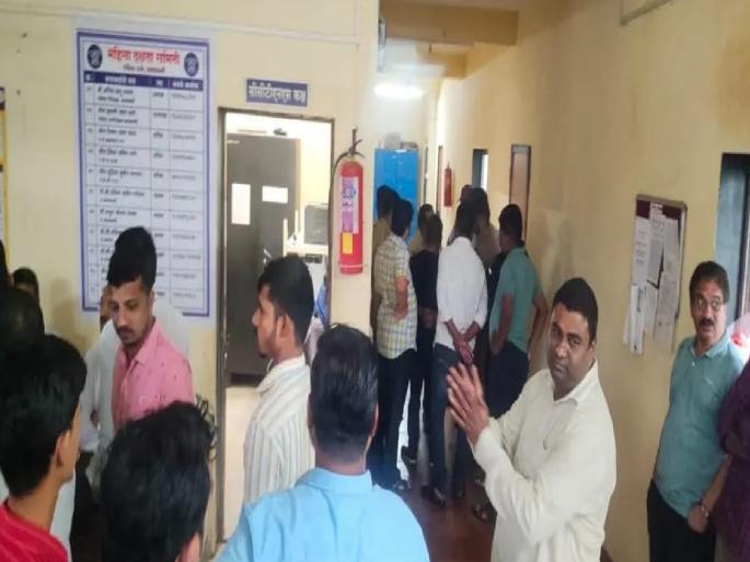 Stolen gold taken, Belgaum police notice to goldsmith in Kankavli along with another one | चोरीचे सोने घेतले, कणकवलीतील सुवर्णकारासह अन्य एकाला बेळगाव पोलिसांची नोटीस Stolen gold taken, Belgaum police notice to goldsmith in Kankavli along with another one | चोरीचे सोने घेतले, कणकवलीतील सुवर्णकारासह अन्य एकाला बेळगाव पोलिसांची नोटीस