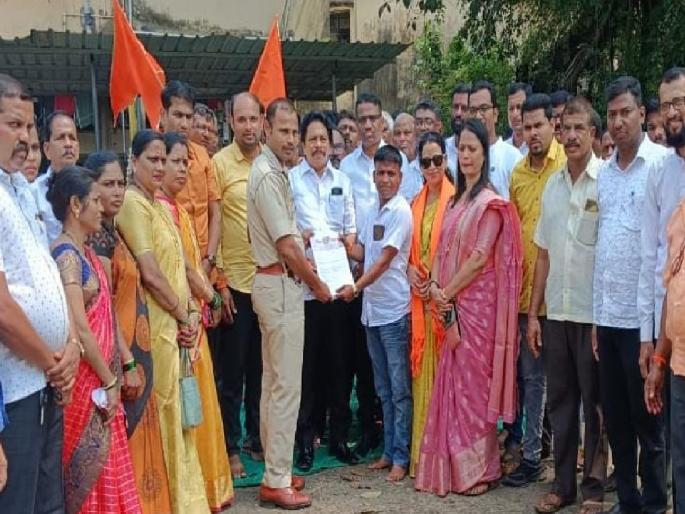 crack down on illegal liquor sales; Thackeray Shiv Sena protest in front of Kankavali Police Station | बेकायदेशीर दारू विक्रीवर कारवाई करा; कणकवली पोलिस ठाण्यासमोर ठाकरे शिवसेनेचे धरणे आंदोलन crack down on illegal liquor sales; Thackeray Shiv Sena protest in front of Kankavali Police Station | बेकायदेशीर दारू विक्रीवर कारवाई करा; कणकवली पोलिस ठाण्यासमोर ठाकरे शिवसेनेचे धरणे आंदोलन