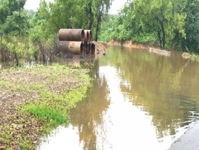 many roads were closed for traffic as the water level of rivers rose and overflowed due to continuous rains In Sindhudurg district | Sindhudurg: संततधार पावसाने काही रस्ते पाण्याखाली, वाहतूक झाली होती ठप्प many roads were closed for traffic as the water level of rivers rose and overflowed due to continuous rains In Sindhudurg district | Sindhudurg: संततधार पावसाने काही रस्ते पाण्याखाली, वाहतूक झाली होती ठप्प