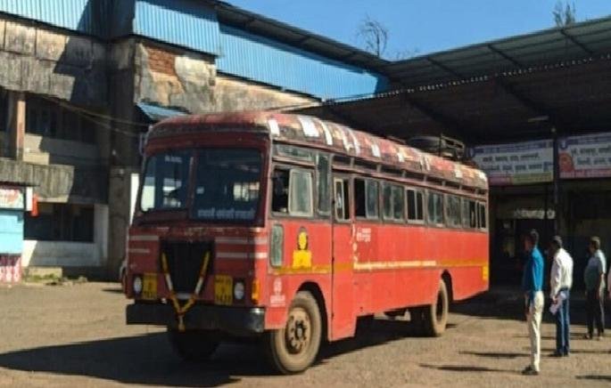 First ST run on Kankavali Sawantwadi route after 28 days | ST Strike : कणकवली-सावंतवाडी मार्गावर २८ दिवसानंतर धावली पहिली लालपरी First ST run on Kankavali Sawantwadi route after 28 days | ST Strike : कणकवली-सावंतवाडी मार्गावर २८ दिवसानंतर धावली पहिली लालपरी