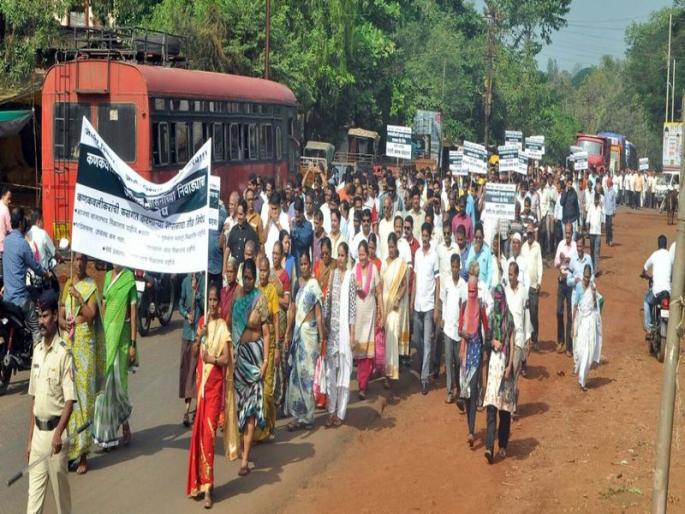 Protest against Mumbai-Goa highway | मुंबई-गोवा महामार्ग चौपदरीकरण : प्रकल्पग्रस्तांना न्याय मिळावा यासाठी सर्वपक्षीयांनी काढला मूक मोर्चा Protest against Mumbai-Goa highway | मुंबई-गोवा महामार्ग चौपदरीकरण : प्रकल्पग्रस्तांना न्याय मिळावा यासाठी सर्वपक्षीयांनी काढला मूक मोर्चा