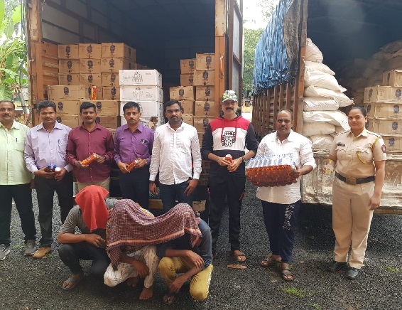 Three arrested in Osargaon for smuggling liquor | ओसरगाव येथे अवैध दारू वाहतूक प्रकरणी तिघांना अटक, ४८ लाखाची दारू जप्त