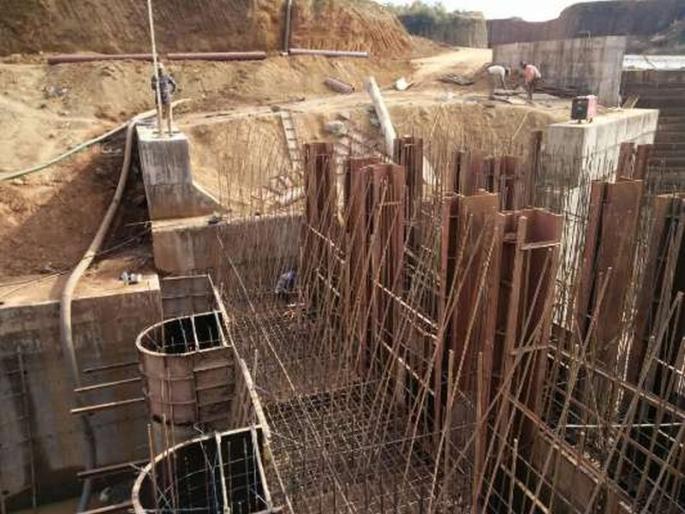 Karnataka bunds up dam over Mhadei; Shifting materials, caution at kamkumbi | कर्नाटकने म्हादईवरील बांध फोडला; यंत्रसामुग्री हलवली, कणकुंबी येथे खबरदारी Karnataka bunds up dam over Mhadei; Shifting materials, caution at kamkumbi | कर्नाटकने म्हादईवरील बांध फोडला; यंत्रसामुग्री हलवली, कणकुंबी येथे खबरदारी