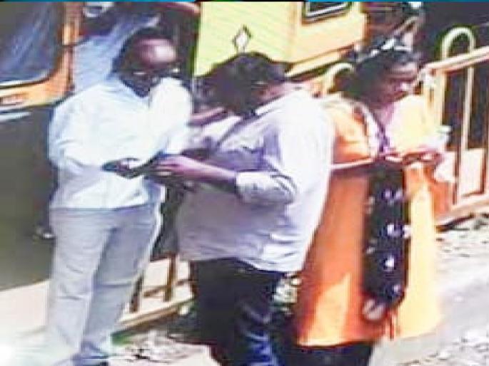 A couple robbed a rickshaw puller by giving him gungy medicine in Sindhudurg district | गुंगीचे औषध देऊन एका जोडप्याने रिक्षा व्यावसायिकाला लुटले, सिंधुदुर्ग जिल्ह्यात खळबळ A couple robbed a rickshaw puller by giving him gungy medicine in Sindhudurg district | गुंगीचे औषध देऊन एका जोडप्याने रिक्षा व्यावसायिकाला लुटले, सिंधुदुर्ग जिल्ह्यात खळबळ