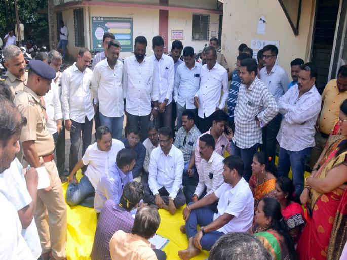 otherwise boycott the Kankavali upazila hospital!, Shiv Sena Thackeray faction told resident medical officers | ..अन्यथा कणकवली उपजिल्हा रुग्णालयाला टाळे ठोका!, शिवसेना ठाकरे गटाने निवासी वैद्यकीय अधिकाऱ्यांना सुनावले otherwise boycott the Kankavali upazila hospital!, Shiv Sena Thackeray faction told resident medical officers | ..अन्यथा कणकवली उपजिल्हा रुग्णालयाला टाळे ठोका!, शिवसेना ठाकरे गटाने निवासी वैद्यकीय अधिकाऱ्यांना सुनावले