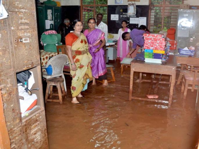 Rainfall in Kankavali increased, water entered in Education Department office | कणकवलीत पावसाचा जोर वाढला, शिक्षण विभागाच्या कार्यालयात घुसले पाणी Rainfall in Kankavali increased, water entered in Education Department office | कणकवलीत पावसाचा जोर वाढला, शिक्षण विभागाच्या कार्यालयात घुसले पाणी