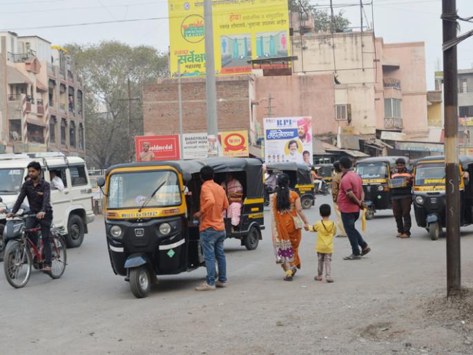 Cramped square Five roads, two schools and two ranks of Kanha Chowk | गुदमरलेले चौक; पाच रस्ते, दोन शाळा अन् रिक्षांचा कन्ना चौकाला विळखा Cramped square Five roads, two schools and two ranks of Kanha Chowk | गुदमरलेले चौक; पाच रस्ते, दोन शाळा अन् रिक्षांचा कन्ना चौकाला विळखा