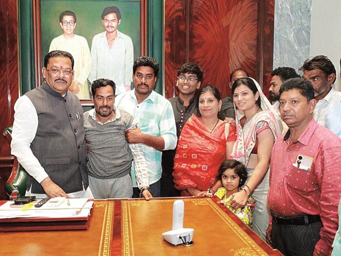 The hunger strike started in Kannada, withdrawn at the door of the Guardian Minister in Chhatrapati Sambhajinagar! | अजब! कन्नडमध्ये सुरू केलेले उपोषण, छत्रपती संभाजीनगरला पालकमंत्र्यांच्या दारात मागे The hunger strike started in Kannada, withdrawn at the door of the Guardian Minister in Chhatrapati Sambhajinagar! | अजब! कन्नडमध्ये सुरू केलेले उपोषण, छत्रपती संभाजीनगरला पालकमंत्र्यांच्या दारात मागे