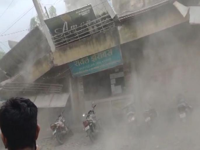 Kannada Municipal Council's commercial complex collapses; Traders lose lakhs due to ignoring warnings | कन्नड नगरपरिषदेचे व्यापारी संकुल कोसळले; इशाऱ्याकडे दुर्लक्षाने व्यापाऱ्यांचे लाखोंचे नुकसान