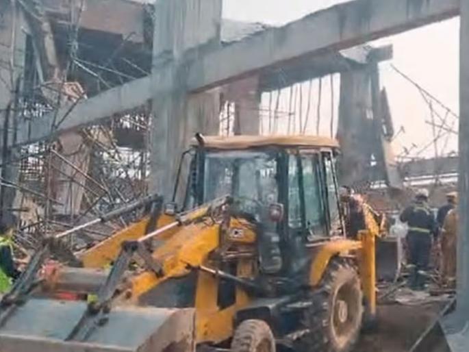 Slab collapses at kannauj railway station while work is in progress, many workers trapped under debris, 12 rescued | काम सुरू असतानाच रेल्वे स्टेशनवर कोसळला स्लॅब, ढिगाऱ्याखाली अडकले अनेक कामगार, १२ जणांची सुटका 