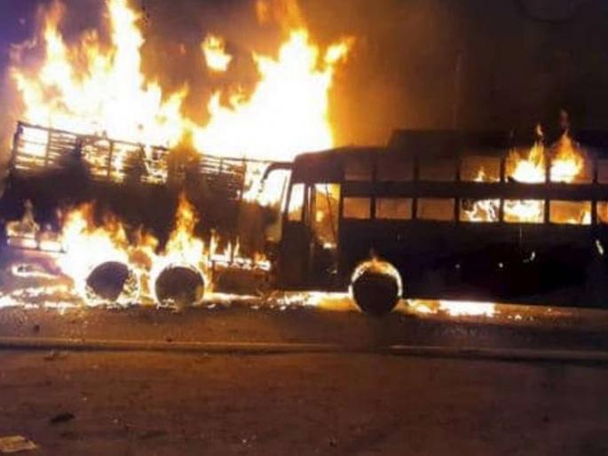 Uttar Pradesh : A bus catches fire after collision with a truck on GT Road | ट्रक-बसची भीषण टक्कर होऊन लागली आग, 20 जणांचा होरपळून मृत्यू, 21 जण जखमी Uttar Pradesh : A bus catches fire after collision with a truck on GT Road | ट्रक-बसची भीषण टक्कर होऊन लागली आग, 20 जणांचा होरपळून मृत्यू, 21 जण जखमी