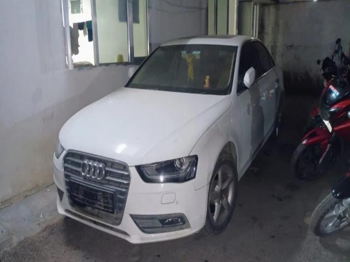 Kanpur groom got 55 lakh worth audi luxury as dowry not money for registration adopted fake | हुंड्यात मिळाली होती ऑडी कार! रजिस्ट्रेशनसाठी पैसे नसल्यामुळे असा केला जुगाड आणि... Kanpur groom got 55 lakh worth audi luxury as dowry not money for registration adopted fake | हुंड्यात मिळाली होती ऑडी कार! रजिस्ट्रेशनसाठी पैसे नसल्यामुळे असा केला जुगाड आणि...