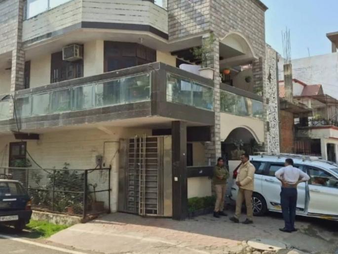 Big scam found! Income Tax raid in Kanpur; Gutkha businessman's house broken open and entered | मोठं घबाड सापडलं! कानपूरमध्ये आयकरचा छापा; गुटखा व्यावसायिकाच्या घरात कुलूप तोडून प्रवेश Big scam found! Income Tax raid in Kanpur; Gutkha businessman's house broken open and entered | मोठं घबाड सापडलं! कानपूरमध्ये आयकरचा छापा; गुटखा व्यावसायिकाच्या घरात कुलूप तोडून प्रवेश