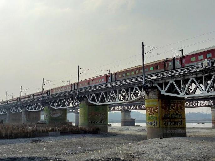 The woman was stripped and thrown into the river Ganga from a train running on an 80 feet high bridge, Pran said | महिलेला विवस्त्र करून धावत्या ट्रेनमधून ८० फूट खोल पुलावरून गंगा नदीत फेकले, त्यानंतर... The woman was stripped and thrown into the river Ganga from a train running on an 80 feet high bridge, Pran said | महिलेला विवस्त्र करून धावत्या ट्रेनमधून ८० फूट खोल पुलावरून गंगा नदीत फेकले, त्यानंतर...