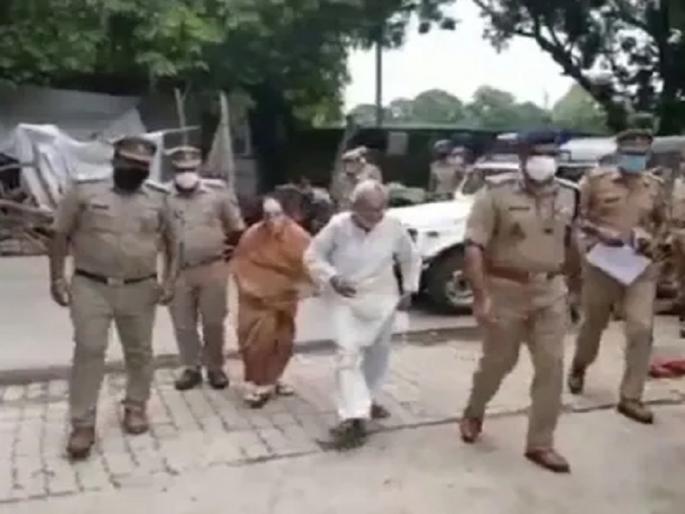kanpur police commissioner helps senior citizen couple, send son to jail | मुलानं वृद्ध आई-वडिलांना मारहाण करत घराबाहेर काढलं, काही मिनीटातच पोलिस आयुक्तांनी घडवली अद्दल kanpur police commissioner helps senior citizen couple, send son to jail | मुलानं वृद्ध आई-वडिलांना मारहाण करत घराबाहेर काढलं, काही मिनीटातच पोलिस आयुक्तांनी घडवली अद्दल