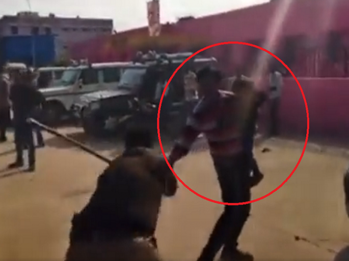 A man carrying a small child to the side was beaten to death by the police, a video shared by Varun Gandhi | कडेवर लहान मूल घेऊन जाणाऱ्या व्यक्तीला पोलिसांची बेदम मारहाण, वरुण गांधींनी शेअर केला व्हिडिओ A man carrying a small child to the side was beaten to death by the police, a video shared by Varun Gandhi | कडेवर लहान मूल घेऊन जाणाऱ्या व्यक्तीला पोलिसांची बेदम मारहाण, वरुण गांधींनी शेअर केला व्हिडिओ
