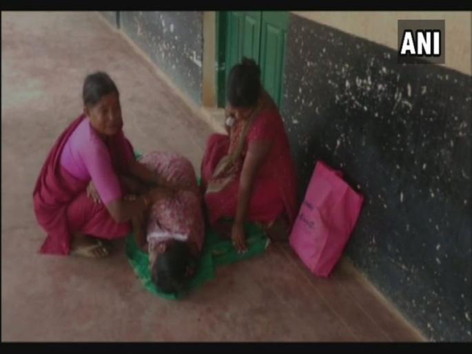 Government non-profligacy! Do not be a doctor, despite having a pain in pain, women stay for a few hours in hospital | सरकारी अनास्था ! डॉक्टर नसल्यानं प्रसुती वेदना सुरू असतानाही महिला हॉस्पिटलमध्ये तब्बल तासभर राहिली विव्हळत Government non-profligacy! Do not be a doctor, despite having a pain in pain, women stay for a few hours in hospital | सरकारी अनास्था ! डॉक्टर नसल्यानं प्रसुती वेदना सुरू असतानाही महिला हॉस्पिटलमध्ये तब्बल तासभर राहिली विव्हळत