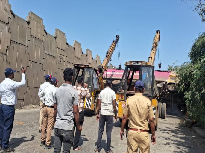 Massive traffic jam due to container overturning on Mumbai Nashik highway in Bhiwandi | भिवंडीतील मुंबई नाशिक महामार्गावर कंटेनर उलटल्याने प्रचंड वाहतूक कोंडी