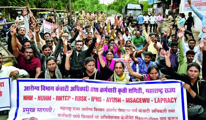 Adjust contract officer, employees | कंत्राटी अधिकारी, कर्मचाऱ्यांचे समायोजन करा Adjust contract officer, employees | कंत्राटी अधिकारी, कर्मचाऱ्यांचे समायोजन करा